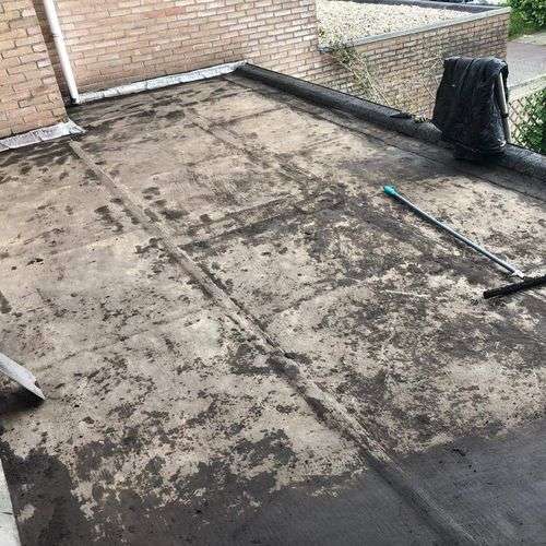 Schoonmaken van een plat dak in Naarden