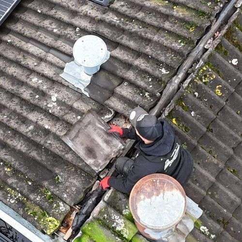 Het opnieuw vastleggen van dakpannen in Naarden